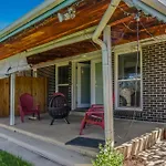 Stunning Upper Family Unit With King Beds & Yard