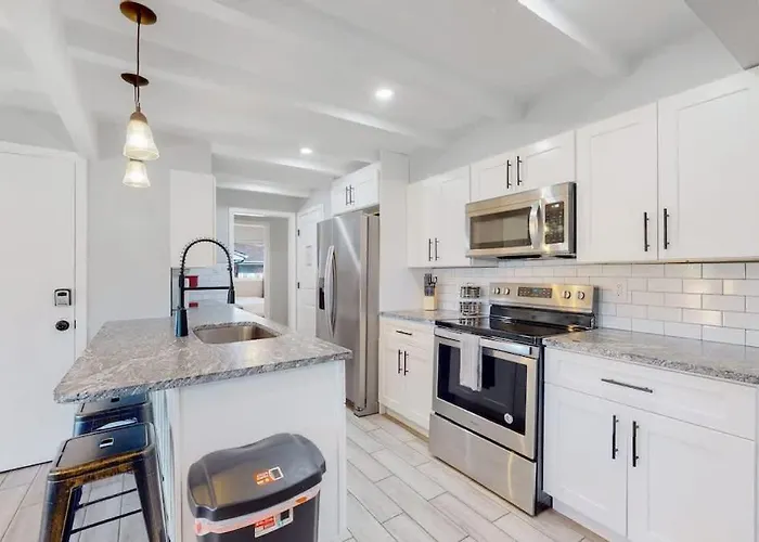 Stunning Upper Family Unit With King Beds & Yard