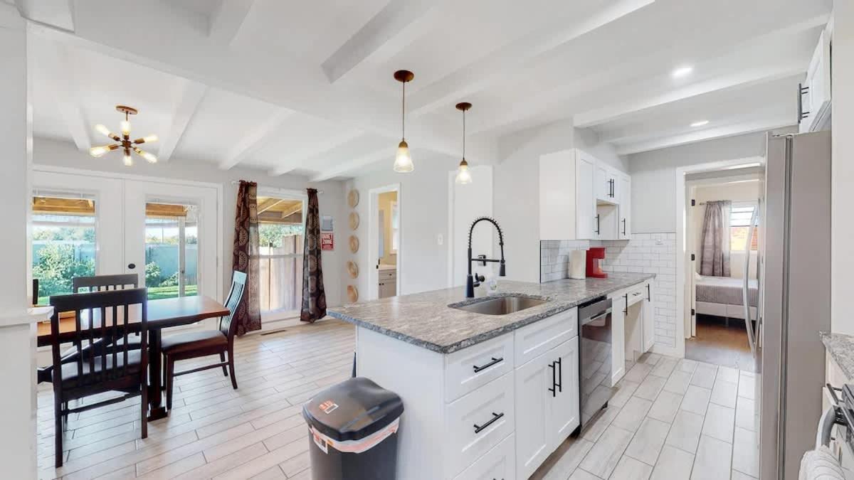 Stunning Upper Family Unit With King Beds & Yard *