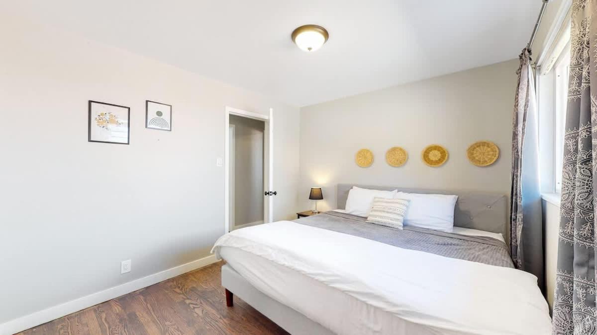 Holiday home Stunning Upper Family Unit With King Beds & Yard