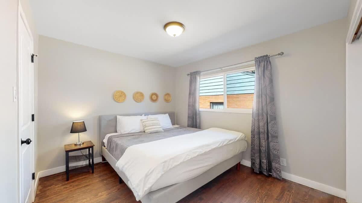 Holiday home Stunning Upper Family Unit With King Beds & Yard *