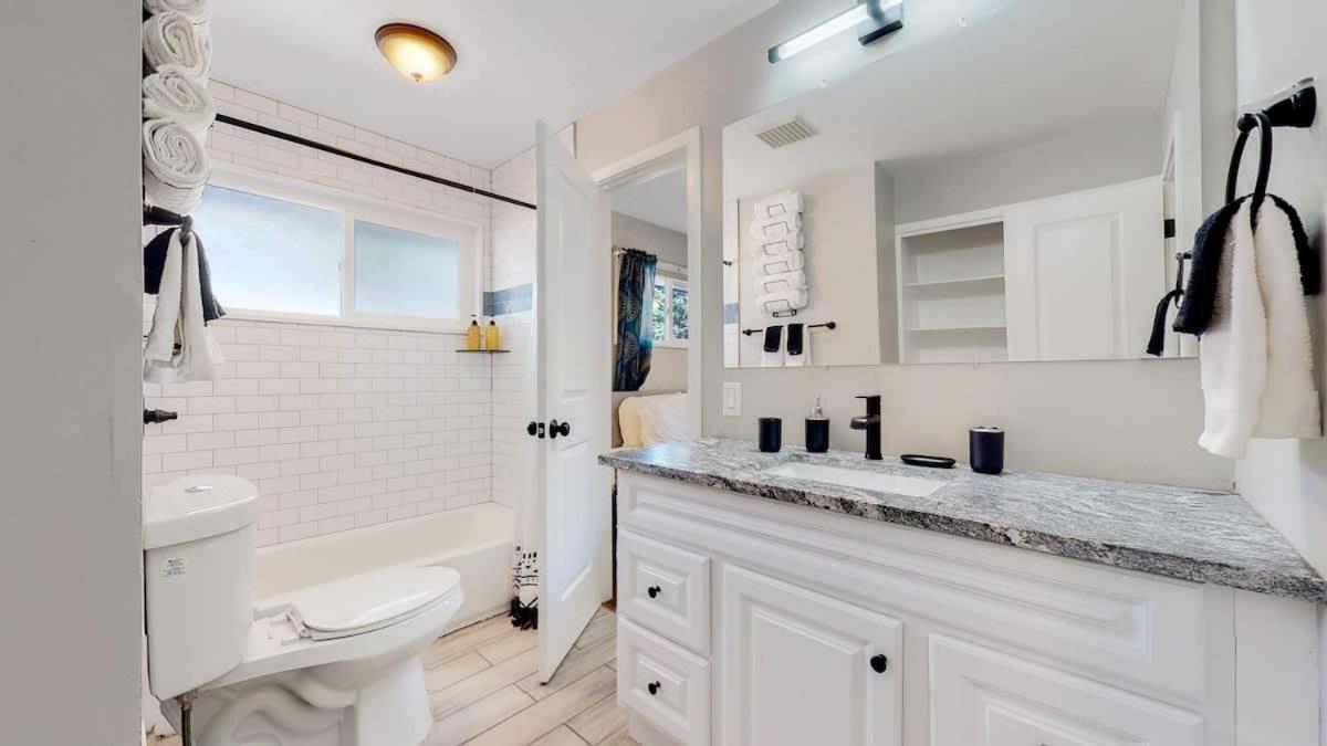 Stunning Upper Family Unit With King Beds & Yard Denver