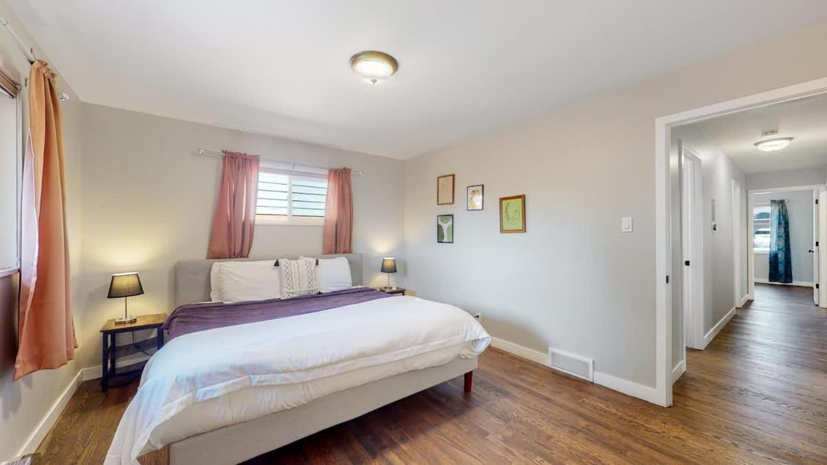 Stunning Upper Family Unit With King Beds & Yard Holiday home