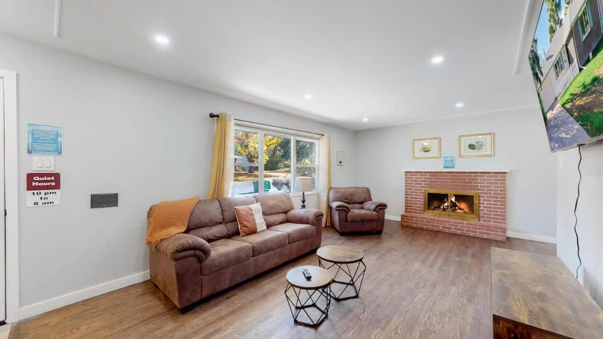 Stunning Upper Family Unit With King Beds & Yard Holiday home Denver