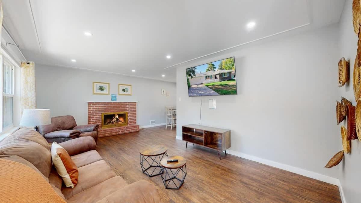 Stunning Upper Family Unit With King Beds & Yard *