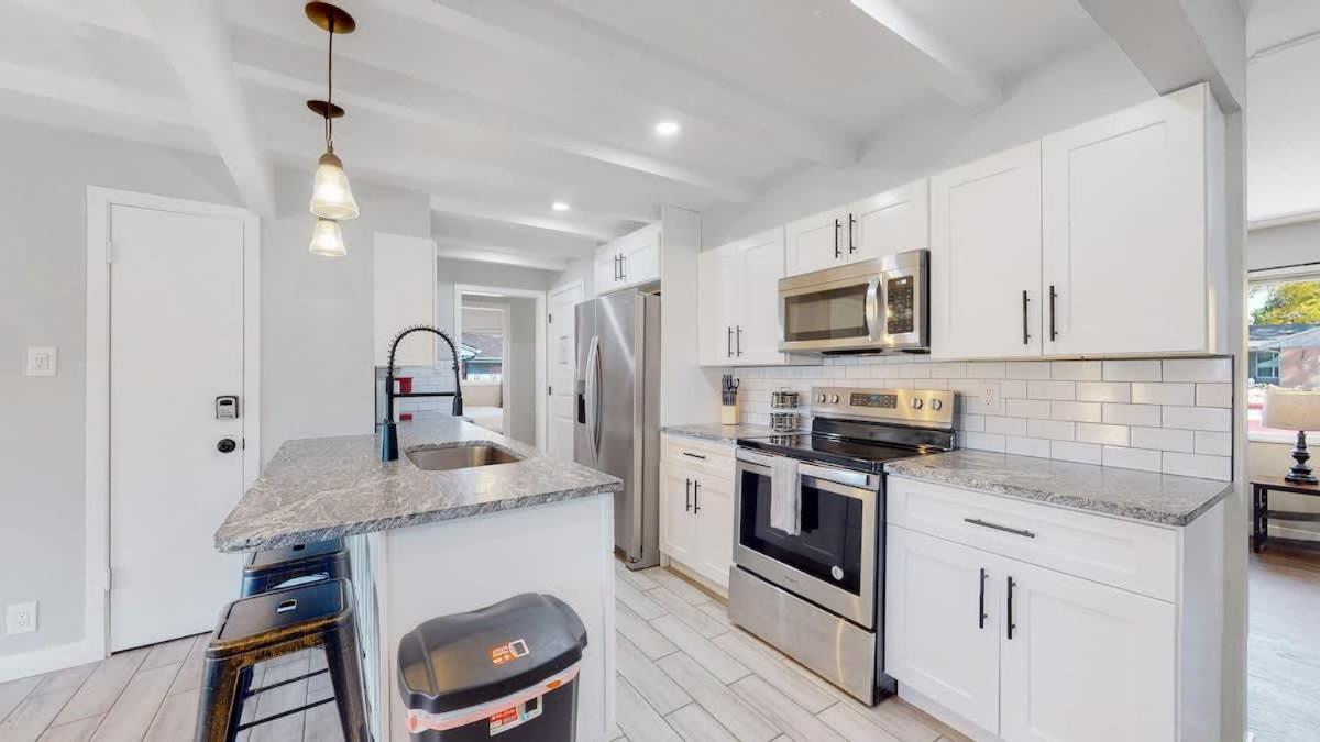 Stunning Upper Family Unit With King Beds & Yard Holiday home Denver