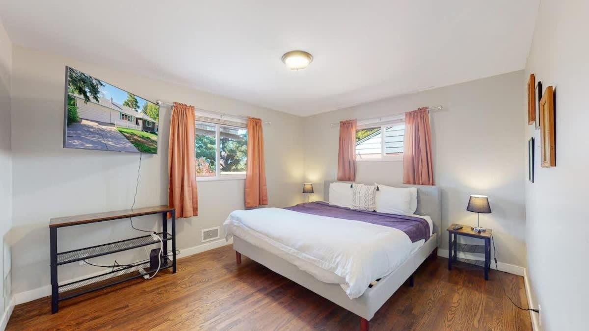 Holiday home Stunning Upper Family Unit With King Beds & Yard Denver