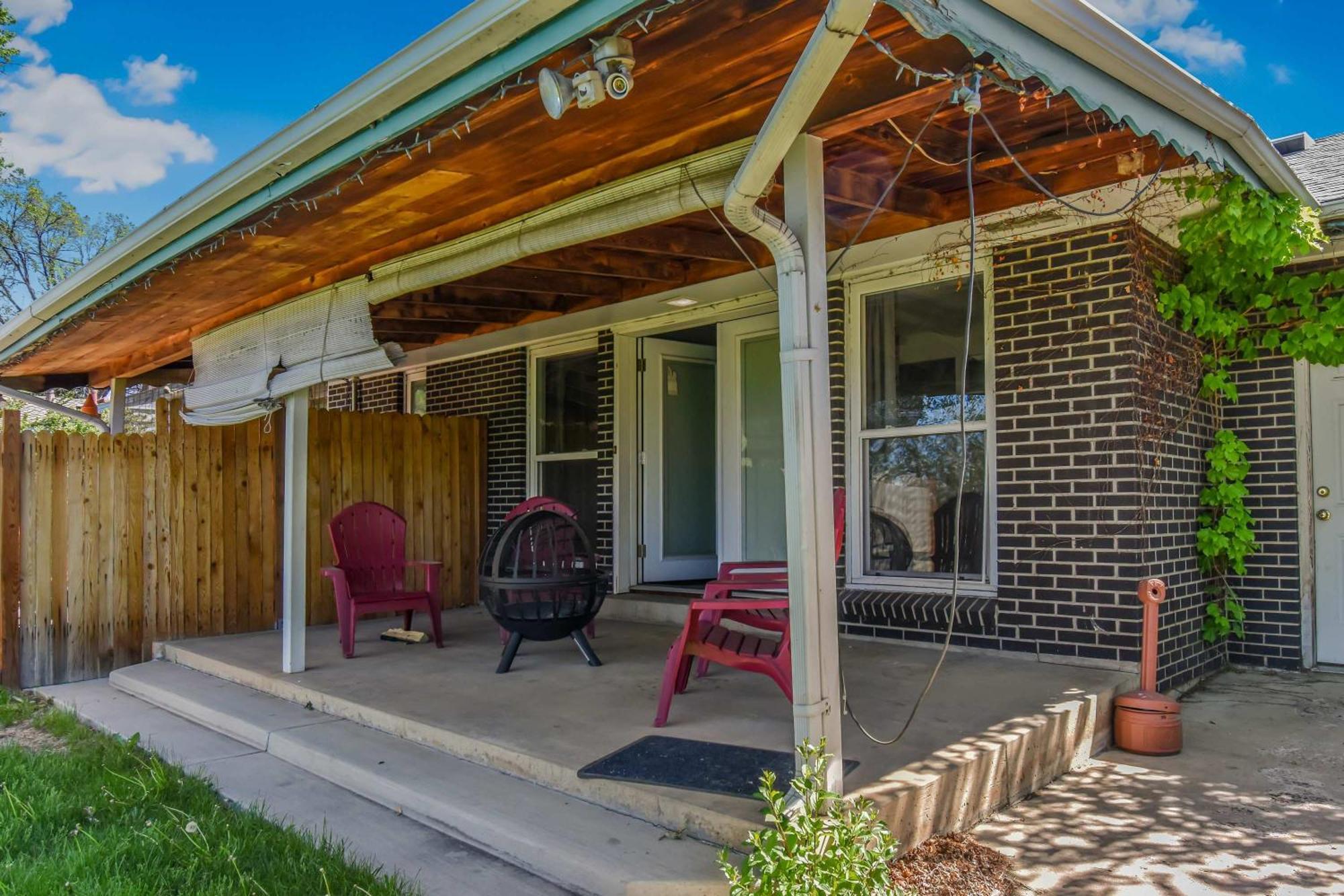 Holiday home Stunning Upper Family Unit With King Beds & Yard
